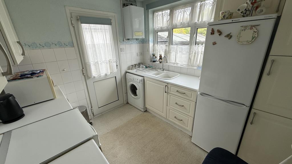 Lot: 62 - SEMI-DETACHED BUNGALOW WITH POTENTIAL - Internal image of kitchen